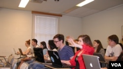 This Johns Hopkins University first-year biology class is run much like a graduate seminar at the school. Some techniques which make the class successful are being copied in large lecture classes. (R. Skirble/VOA)