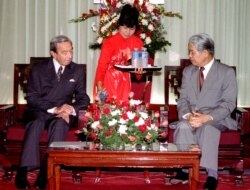 Ngoại trưởng Hoa Kỳ Warren Christopher và Tổng Bí thư Đỗ Mười tại Hà Nội, ngày 06/05/1995. Ông Christopher là viên chức chính phủ cao cấp nhất của Hoa Kỳ thăm Việt Nam sau 20 năm kết thúc Chiến tranh Việt Nam.