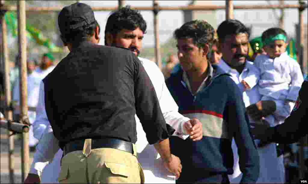پولیس اہلکار نمائش چورنگی پر جلوس کیلئے آنے والوں کی تلاشی لے رہے ہیں
