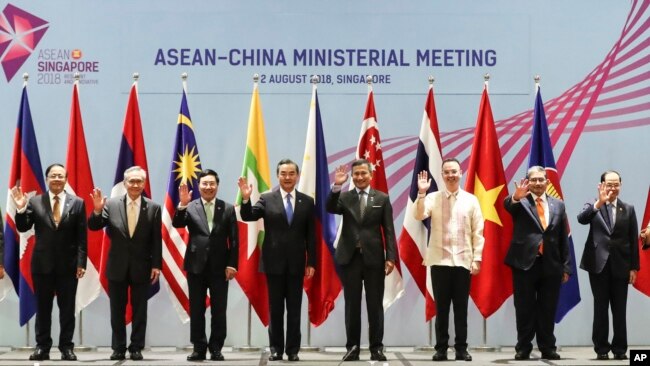 东盟国家外长与中国外长王毅在新加坡举行的第51届东盟外长会议期间合影。（2018年8月2日） 