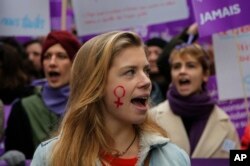 تجمع زنان در روز منع خشونت علیه زنان در پاریس