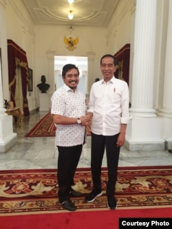 Sekjen Projo Handoko bersama Jokowi. (Foto: VOA/ dokumentasi pribadi)