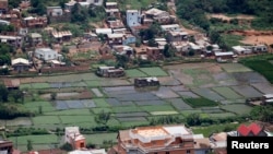 Une vue générale d'un quartier résidentiel à Madagascar de la capital Antananarivo, le 19 décembre 2013.