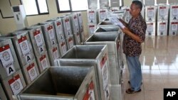 An electoral worker sorts documents to be put inside ballot boxes and distributed to polling stations at a government office in Jakarta, Indonesia, July 7, 2014.
