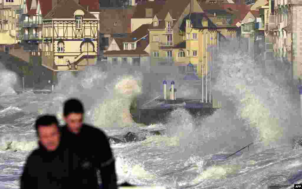 Ombak memecah tembok pembatas di Wimereux, Perancis di pesisir Channel. Air pasang yang tinggi&nbsp; dan angin yang kencang telah mendatangkan banjir di wilayah Inggris dan Perancis. 