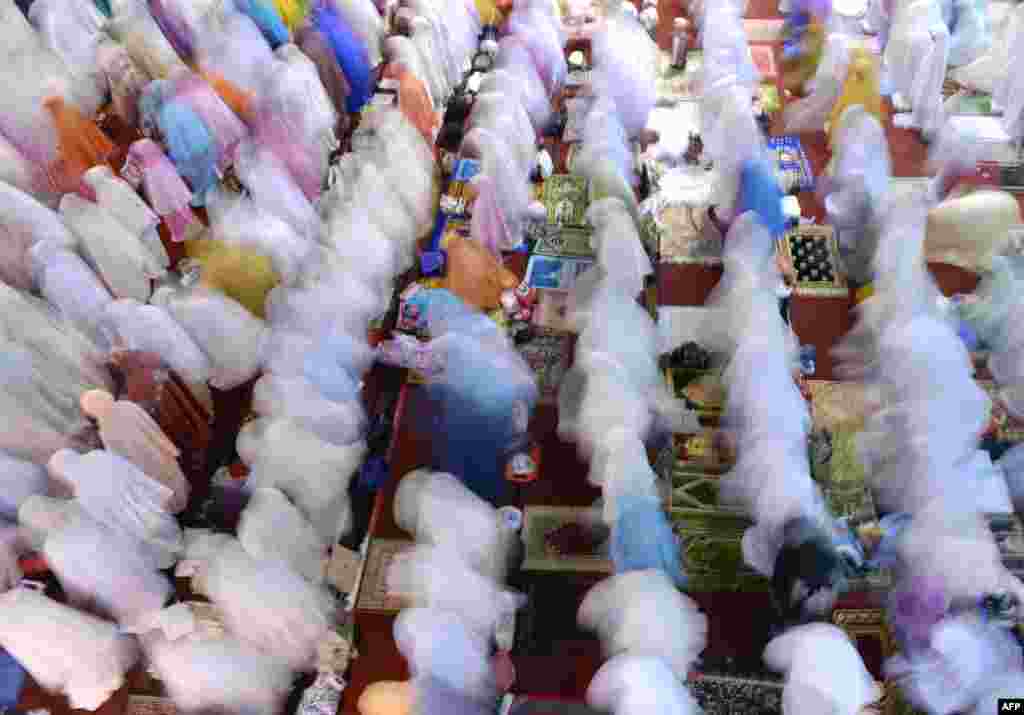 Indonesian Muslim women hold prayers on the first night of the holy month of Ramadan at the Istiqlal mosque in Jakarta, July 9, 2013. 