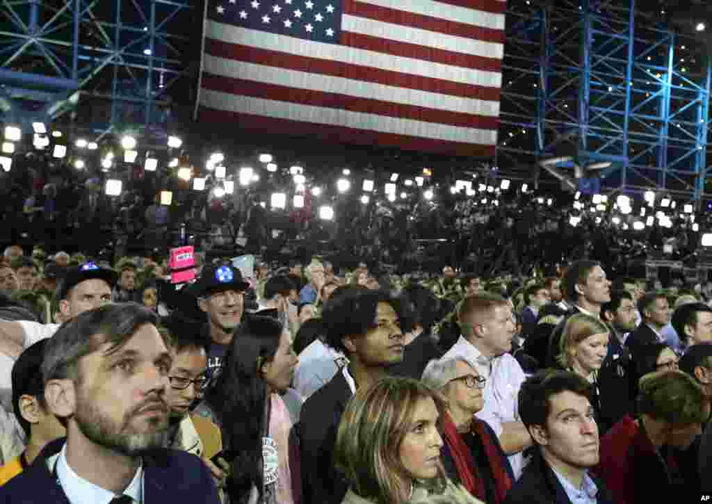 Para pendukung Hillary Clinton menonton hasil pemilihan presiden dengan lesu di lobi Jacob Javits Center di New York (8/11). (AP/Frank Franklin II)