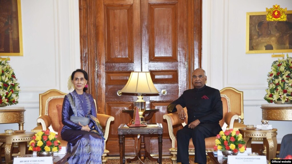 အိႏိၵယသမၼတ Ram Nath Kovind ႏွင့္ ေတြ႔ဆံုေနသည့္ ႏုိင္ငံေတာ္အတိုင္ပင္ခံပုဂၢိဳလ္ ေဒၚေအာင္ဆန္းစုၾကည္။ (ဓာတ္ပံု-ႏုိင္ငံေတာ္အတိုင္ပင္ခံ႐ံုး။ ဇန္နဝါရီ ၂၇၊ ၂၀၁၈)