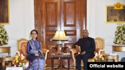 အိန္ဒိယသမ္မတ Ram Nath Kovind နှင့် တွေ့ဆုံနေသည့် နိုင်ငံတော်အတိုင်ပင်ခံပုဂ္ဂိုလ် ဒေါ်အောင်ဆန်းစုကြည်။ (ဓာတ်ပုံ-နိုင်ငံတော်အတိုင်ပင်ခံရုံး)