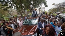 Raila Odinga, leader de l’opposition au milieu d’une en foule en liesse après la décision de la cour suprême a Nairobi, Kenya, 1er septembre 2017.