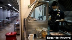 Hawker Jason Chua cooks at the Hong Lim Market & Food Centre, during the COVID-19 pandemic in Singapore. Picture taken April 27, 2020. (REUTERS/Edgar Su)