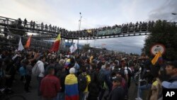 Las protestas civiles contra las medidas del gobierno se mantienen hasta este día en Colombia. Foto AP.