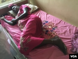 Helen Emmanuel lies in labor in need of a C-section in Juba Teaching Hospital, South Sudan's largest medical facility, May 23, 2016. The hospital has not had electricity for surgeries for a week. (J. Patinkin/VOA)