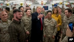 El presidente Donald Trump junto a la primera dama Melania saludaron y agradecieron a las tropas desplegadas en la base aérea Al Asad en Irak.
