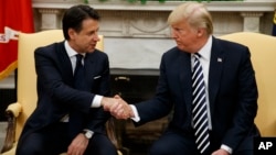 Presiden AS Donald Trump (kanan) menerima PM Italia Giuseppe Conte di Gedung Putih, Senin (30/7). 