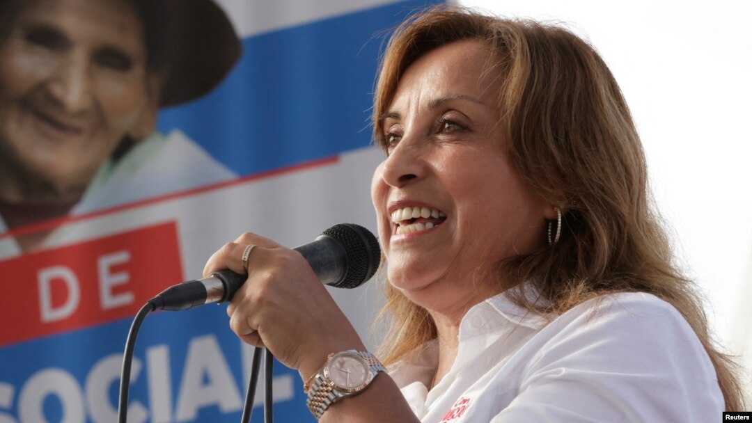 ARCHIVO - La presidenta de Perú, Dina Boluarte, quien enfrenta una investigación fiscal por posible enriquecimiento ilícito y por no haber declarado sus relojes de lujo y otras joyas, habla en una actividad en Lima, el 22 de febrero de 2024.
