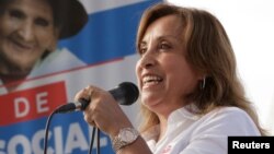 ARCHIVO - La presidenta de Perú, Dina Boluarte, quien enfrenta una investigación fiscal por posible enriquecimiento ilícito y por no haber declarado sus relojes de lujo y otras joyas, habla en una actividad en Lima, el 22 de febrero de 2024.