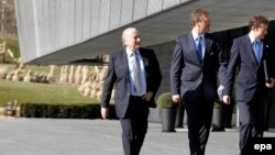 Joseph S. Blatter, président de la FIFA, à gauche, Jérôme Valcke, Secrétaire Général de la FIFA, au centre, et Nicolas Maingot, responsable de la communication de la FIFA arrivent au lieu d’une conférence de presse à Zurich, Suisse, 19 mars 2010. epa/ ALE