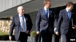 Joseph S. Blatter, président de la FIFA, à gauche, Jérôme Valcke, Secrétaire Général de la FIFA, au centre, et Nicolas Maingot, responsable de la communication de la FIFA arrivent au lieu d’une conférence de presse à Zurich, Suisse, 19 mars 2010. epa/ ALE