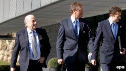 Joseph S. Blatter, président de la FIFA, à gauche, Jérôme Valcke, Secrétaire Général de la FIFA, au centre, et Nicolas Maingot, responsable de la communication de la FIFA, arrivent au lieu d’une conférence de presse à Zurich, Suisse, 19 mars 2010. epa/ ALE