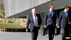 Joseph S. Blatter, président de la FIFA, à gauche, Jérôme Valcke, Secrétaire Général de la FIFA, au centre, et Nicolas Maingot, responsable de la communication de la FIFA arrivent au lieu d’une conférence de presse à Zurich, Suisse, 19 mars 2010. epa/ ALE