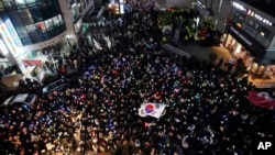 9일 한국 집권 여당인 '국민의 힘' 당사 앞에서 윤석열 대통령의 탄핵을 촉구하는 집회가 열렸다.