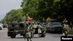 Miembros de la Guardia Nacional en un punto de control después de que las fuerzas de seguridad de México capturaron a José Antonio Yépez, "El Marro", en Guanajuato el 2 de agosto de 2020.