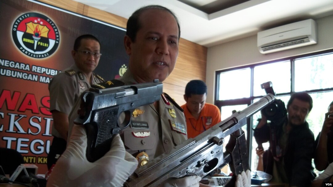 Kapenum Polri Brigjen Boy Rafli Amar dengan senjata rakitan sitaan dari Tambora Jakarta dan Beji depok (Foto: VOA/Andylala).