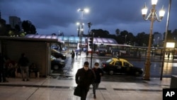 La estación de tren Constitución en Buenos Aires vista durante la hora de mayor afluencia de viajeros durante la cuarentena obligatoria por el coronavirus el 13 de abril de 2020.