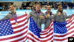 (Sòti sou la men goch): Michael Phelps, Conor Dwyer, Ricky Berens avèk Ryan Lochte, ki poze pou yon foto avèk meday dò yo ranpòte nan final naj relè, stil lib 4x200 mèt la