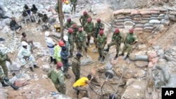 Anggota tentara khusus Zambia terlibat dalam operasi penyelamatan para penambang di Chingola, Zambia, pada 3 Desember 2023. (Foto: AP)