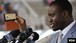 Perdana Menteri Guillaume Soro menunjukan kartu identitasnya saat berpidato di Bouake. (Foto: Dokumentasi)