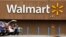 Prodavci pune prtljažnike svojih automobila nakon kupovine u Walmartu, Pittsburgh, 22. febraura 2018.