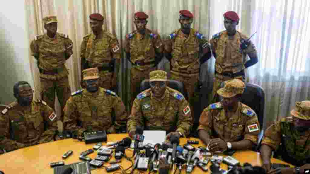 Le général Honoré Traoré Nabere, troisième à gauche à l&rsquo;avant-plan, qui s&rsquo;est proclamé chef de l&rsquo;Etat du Burkina Faso, parle lors d&#39;une conférence de presse tenue à Ouagadougou, au Burkina Faso, le vendredi 31 octobre 2014. Le Président Blaise Compaoré a démissionné vendredi, écarté du pouvoir au Burkina Faso après 27 ans par une vague de manifestations violentes dont le point culminant était &nbsp;le saccage et la mise en feu du parlement. (AP Photo / Theo Renaut) 