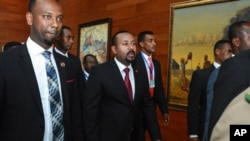 Le Premier ministre éthiopien Abiy Ahmed, au centre, arrive pour le 33e sommet de l'Union africaine à Addis-Abeba, le 9 février 2020.