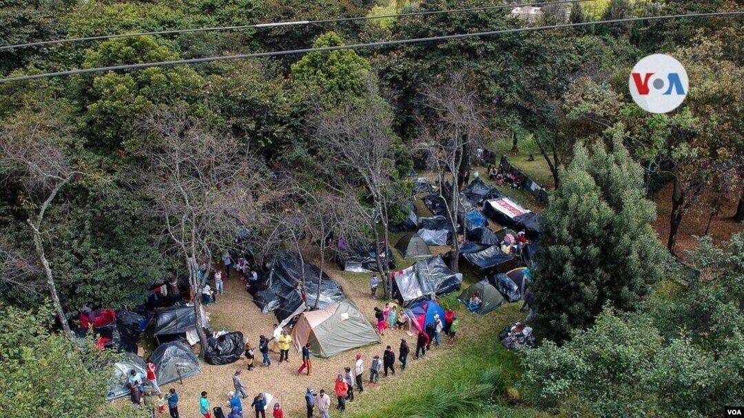 Algunos migrantes permanecen en campamentos improvisados, mientras consiguen el dinero para los pasajes y la autorización que les permita regresar a su país.