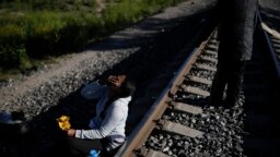 Una mujer migrante sentada al lado de las vías del tren con la esperanza de subirse a un tren de mercancías con ruta al norte en Huehuetoca, México, el miércoles 20 de septiembre de 2023. [AP/Eduardo Verdugo]