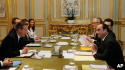 British Prime Minister David Cameron, left, meets French President Francois Hollande at the Elysee Palace in Paris, Feb. 15, 2016. 