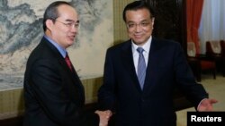 Vietnam's Deputy Prime Minister Nguyen Thien Nhan (L) shakes hands with Chinese Premier Li Keqiang during a meeting at the Zhongnanhai compound in Beijing, May 10, 2013.