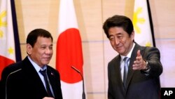 Tổng thống Philippines Rodrigo Duterte (trái) và Thủ tướng Nhật Bản Shinzo Abe sau một buổi họp báo chung ở Tokyo, ngày 26 tháng 10 năm 2016.