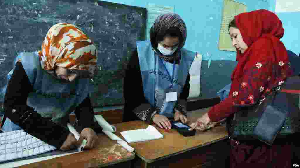 په ځینو برخو کې د بایومتریک سیستم کار نه کول او یا هم ددې سیستم د کارونکو نه وړتیا د اندیښنې وړ وه &nbsp;