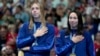 美国游泳队选手格雷琴·沃尔什（左）和队友托丽·赫斯克2024年7月28日站在巴黎奥运会女子100米蝶泳领奖台上