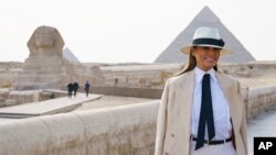 Đệ nhất Phu nhân Mỹ Melania Trump thăm tượng nhân sư Sphinx, tại khu vực Kim Tự Tháp Giza ở Giza, gần Cairo, Ai Cập, ngày 6/10/2018.