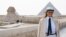 Đệ nhất Phu nhân Mỹ Melania Trump thăm tượng nhân sư Sphinx, tại khu vực Kim Tự Tháp Giza ở Giza, gần Cairo, Ai Cập, ngày 6/10/2018.