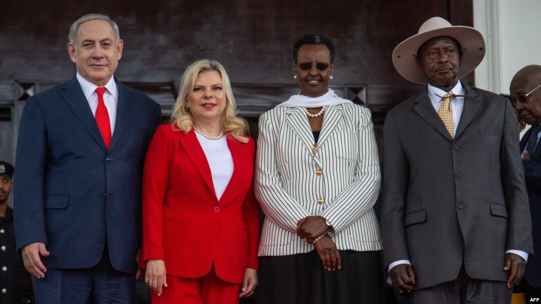 Perezida wa Uganda Yoweri Museveni, madamu wiwe Janet Museveni, umuhsikiranganni wa mbere wa Isirayeri Benjamin Netanyahu na madamu wiwe Sara Netanyahu