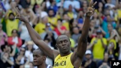 Usain Bolt de la Jamaïque lève les mains après sa victoire aux qualificatifs pour les demi-finales de 100 mètres-messieurs des Jeux Olympiques d'été de 2016 au stade olympique à Rio de Janeiro, au Brésil, 13 août 2016. 