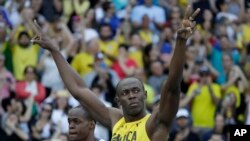 Usain Bolt de la Jamaïque court à côté de James Dasaolu de la Grande-Bretagne lors de 100 mètres-messieurs aux Jeux Olympiques d'été de 2016 au stade olympique à Rio de Janeiro, au Brésil, 13 août 2016. 