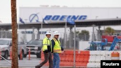 Para pekerja di pabrik Boeing South Carolina di tengah pemungutan suara untuk menentukan apakah pabrik itu akan memiliki serikat buruh, di North Charleston (15/2). (Reuters/Randall Hill)