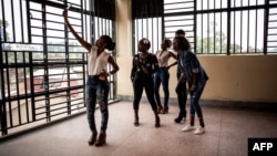 Des jeunes filles prennant des selfies avant la cérémonie de bienvenue des étudiants de première année, le 3 février 2018 à Beni. 