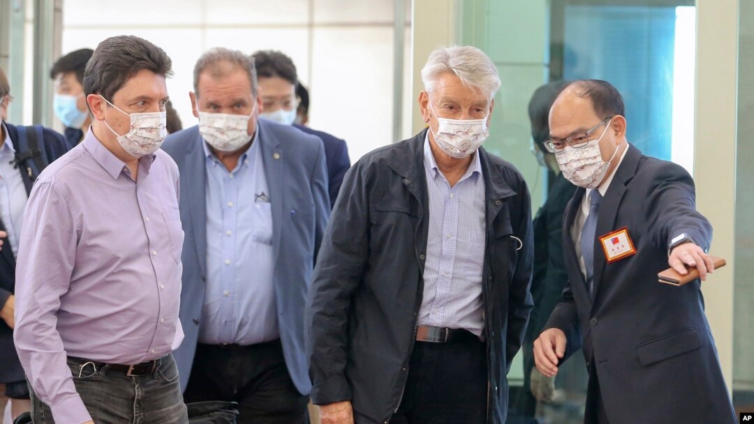 法国参议院友台小组主席李察参议员率代表团抵达台湾桃园机场，受到台湾外交部政务次长曾厚仁的欢迎。（2021年10月6日）
